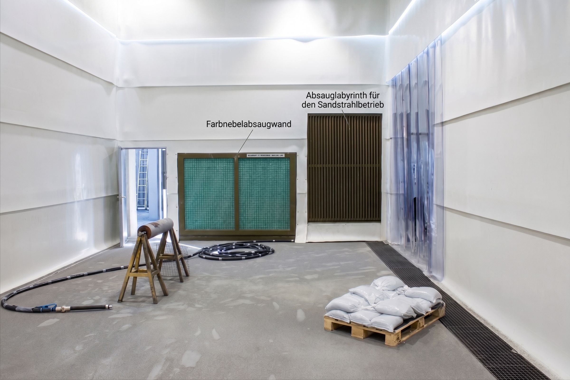 Freistrahlhalle mit Beschichtungsplatz und Farbnebelabsaugwand