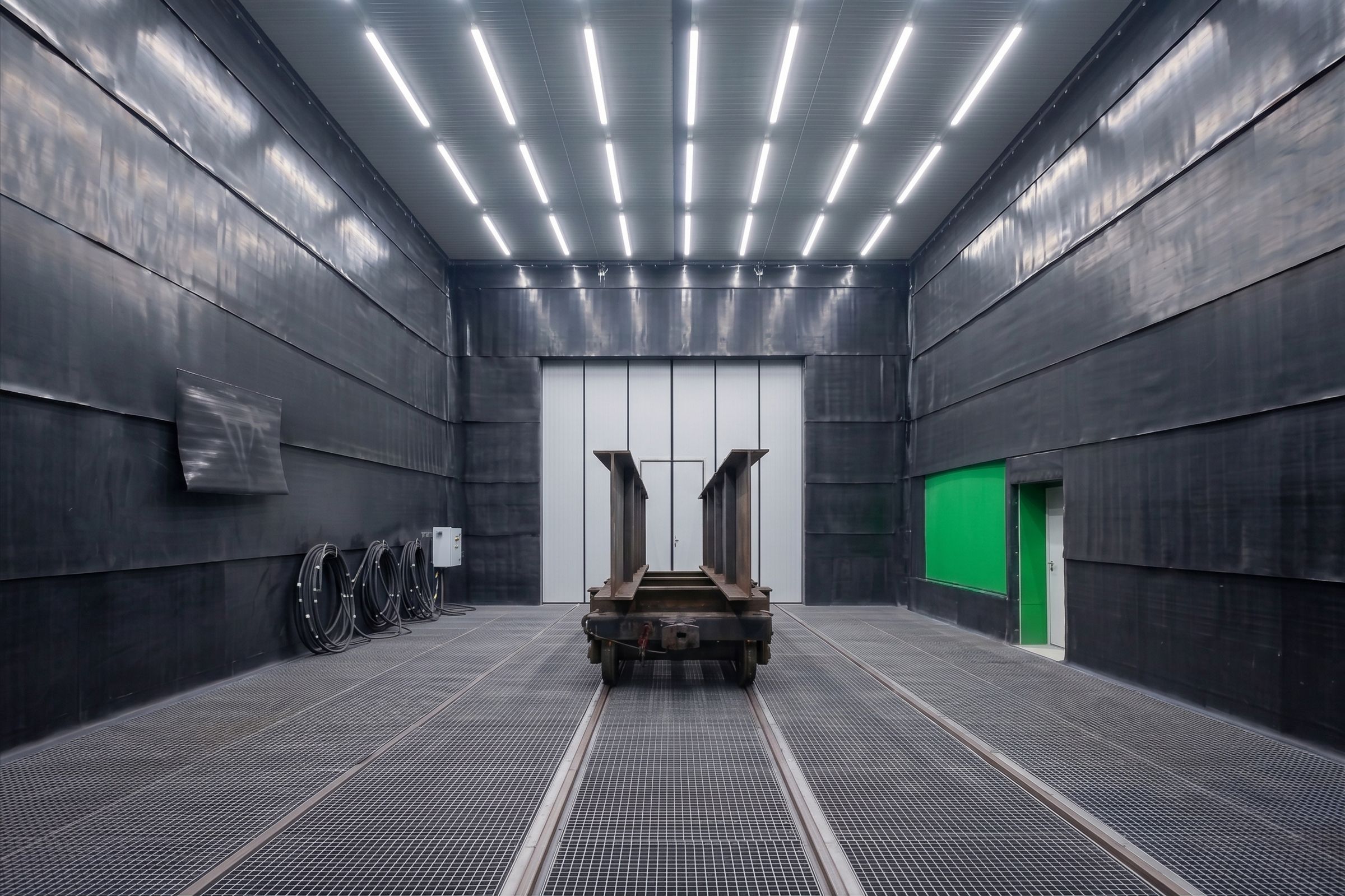 Freistrahlhalle mit Schrapper-Schienenwagen