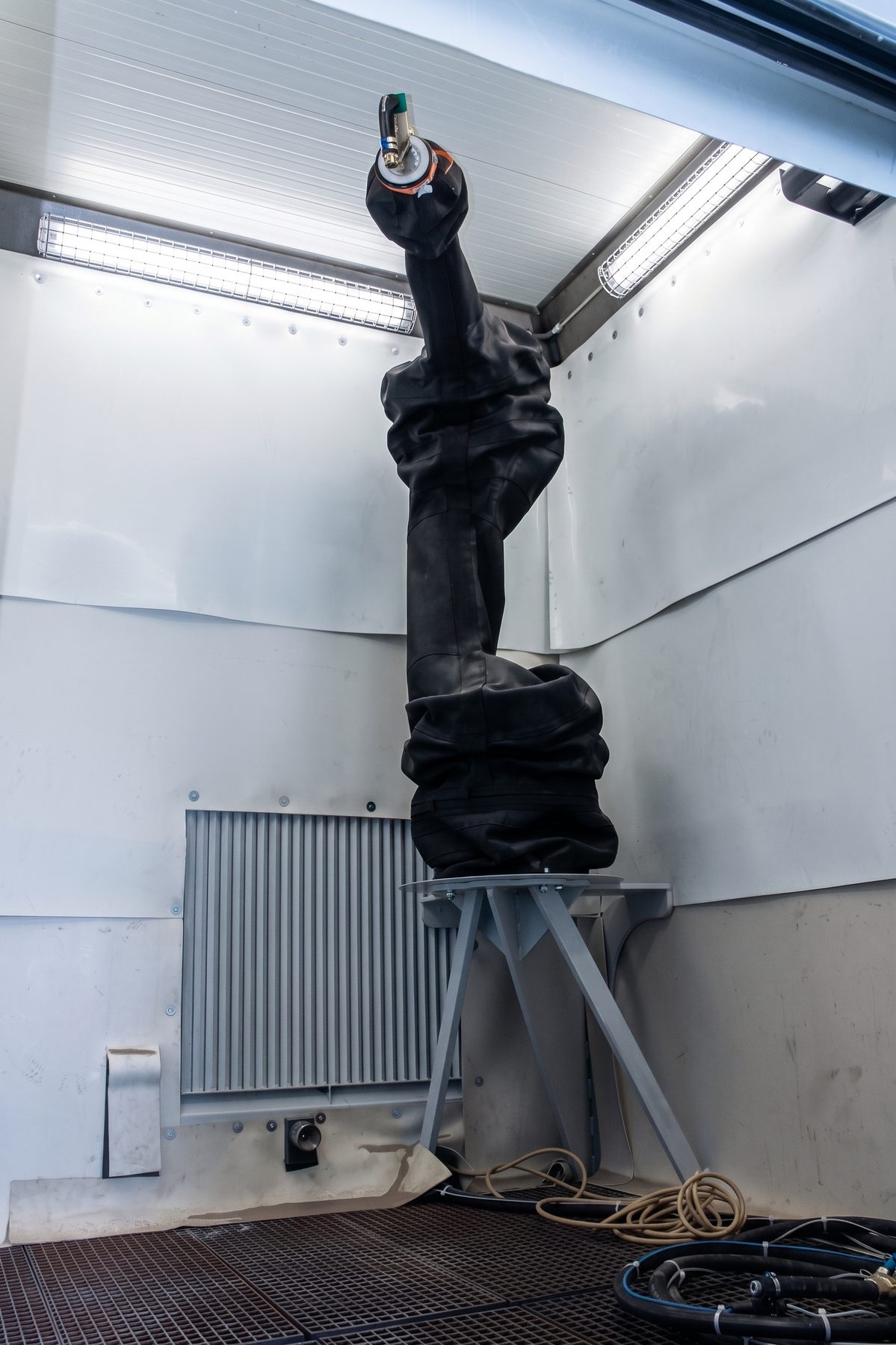Automatische Freistrahlanlage mit Industrieroboter