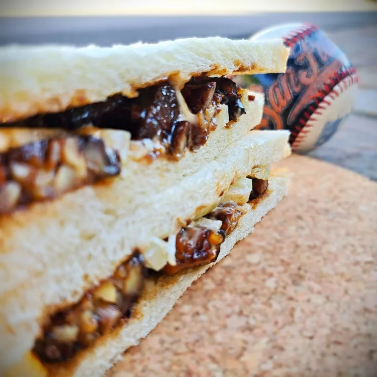 Toastsandwich mit marinertem Tempeh