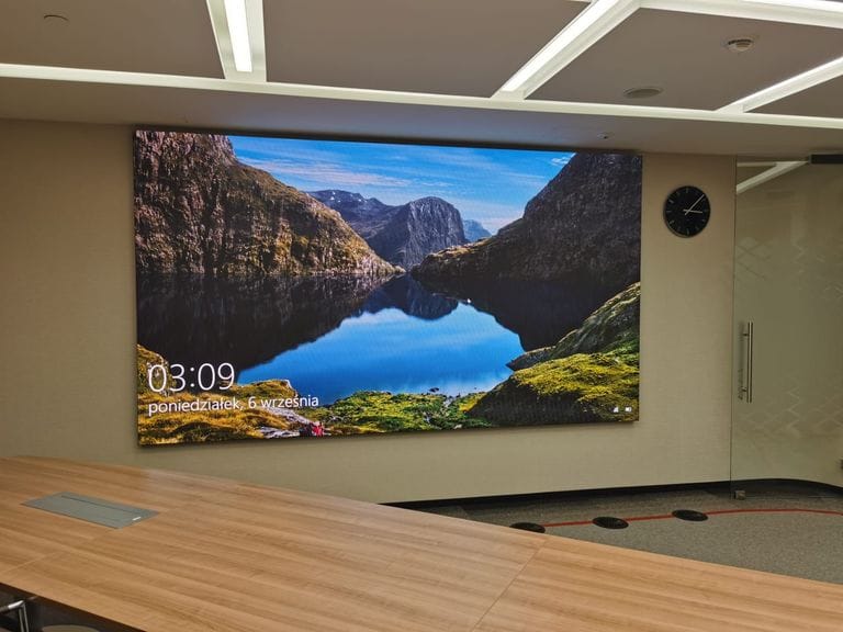 LED-Display in Konferenzraum (Dom Development)