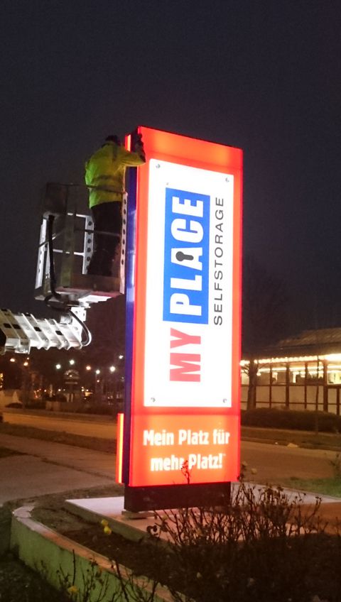 Montage von Licht- und Außenwerbung