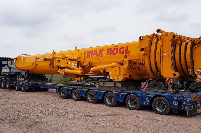 Baumaschinenkomponente auf Schwerlasttransporter