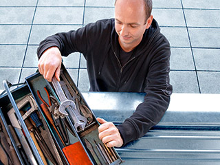 Servicetechniker bei Reparaturarbeiten am Parksystem