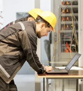 Power-Ingenieure analysieren Netzdaten im Umspannwerk