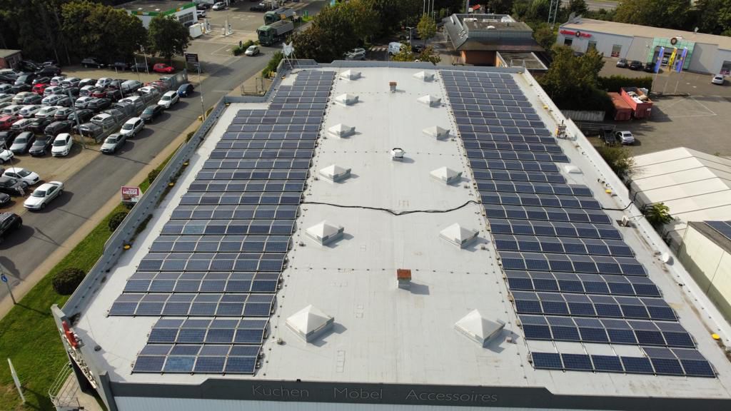 Verlegte Solar-Dachbahnen auf Flachdach mit PV-Anlage