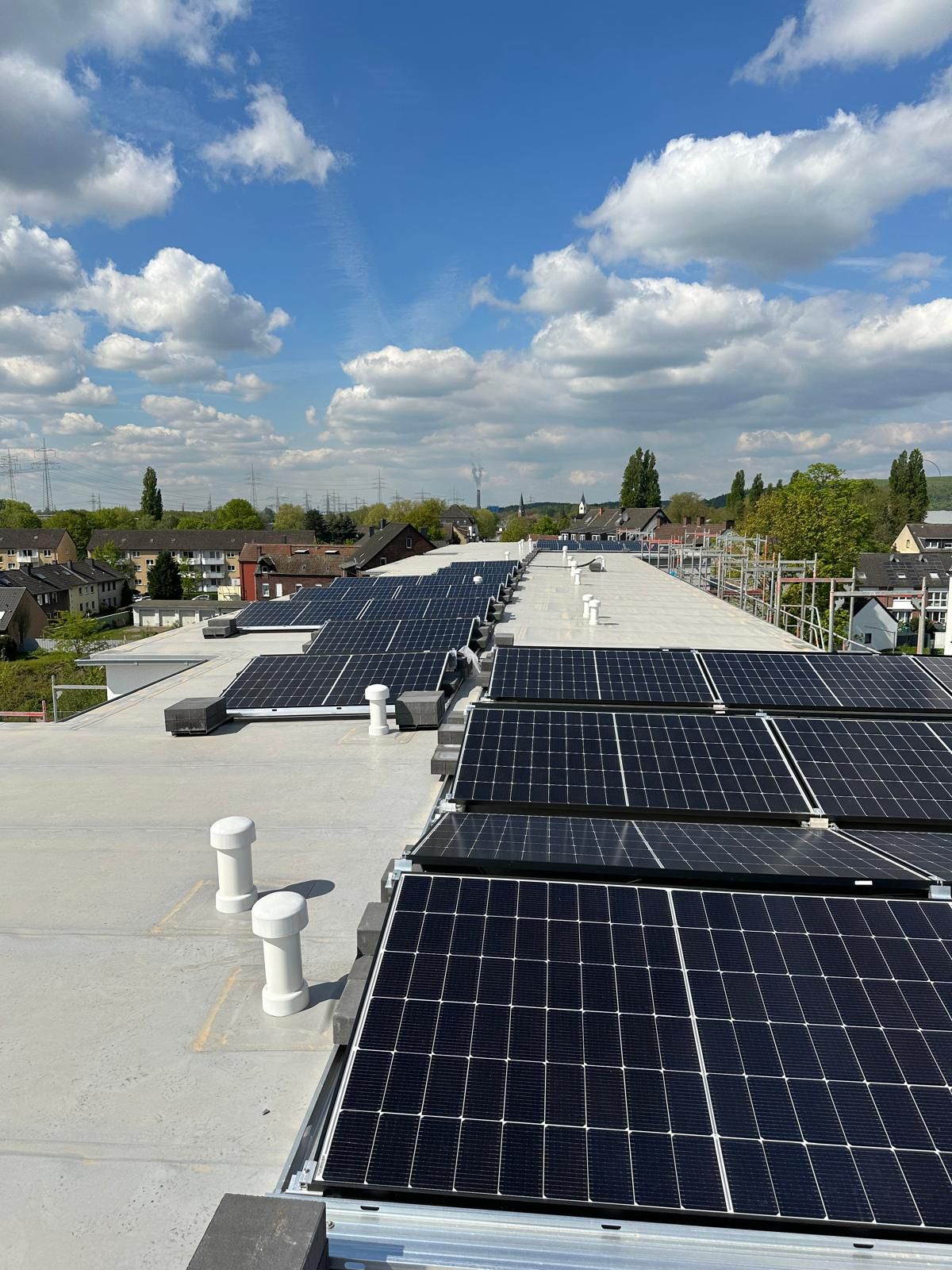 Solar-Dachbahn unter PV-Anlage