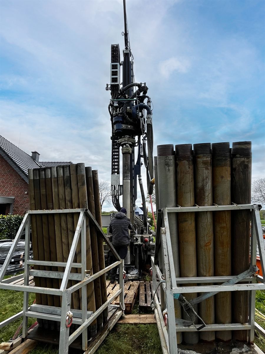 Bohrgestänge-Magazine und Mast auf der Baustelle