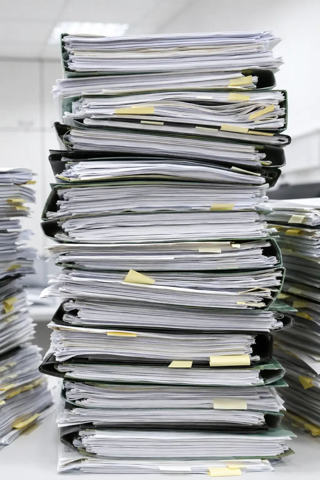 Symbolbild Prozessoptimierung: überfüllte Aktenmappen im Büro