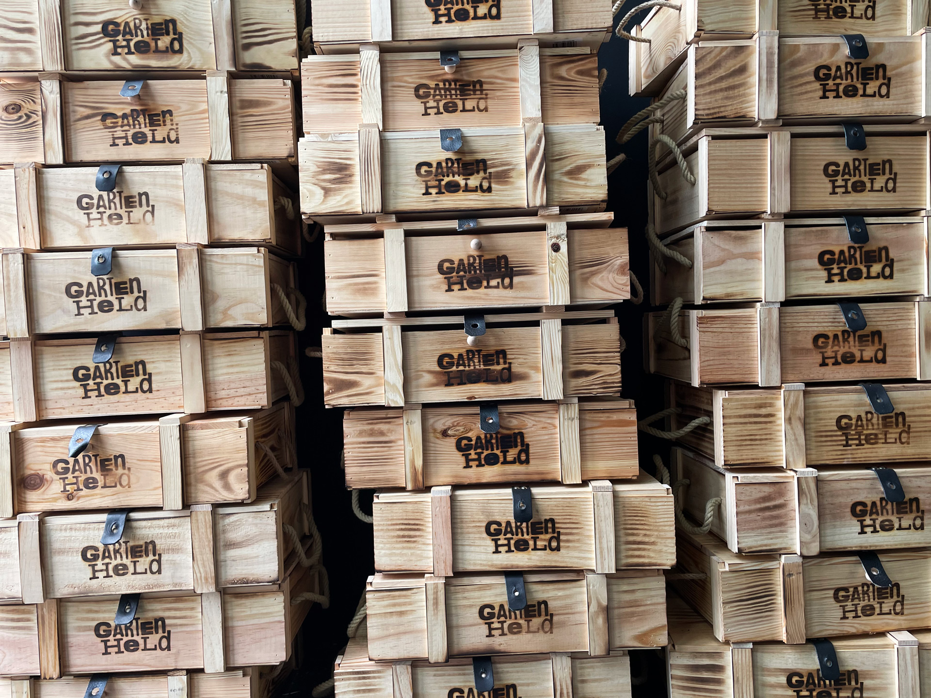 Holzkisten mit Gartenheld Gin Branding