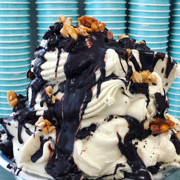 Banana Ice Cream mit Brownies und Peanut Crunch