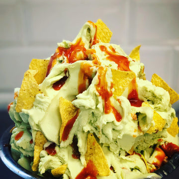 Avocado Sorbet mit Nachos und Chili-Sauce