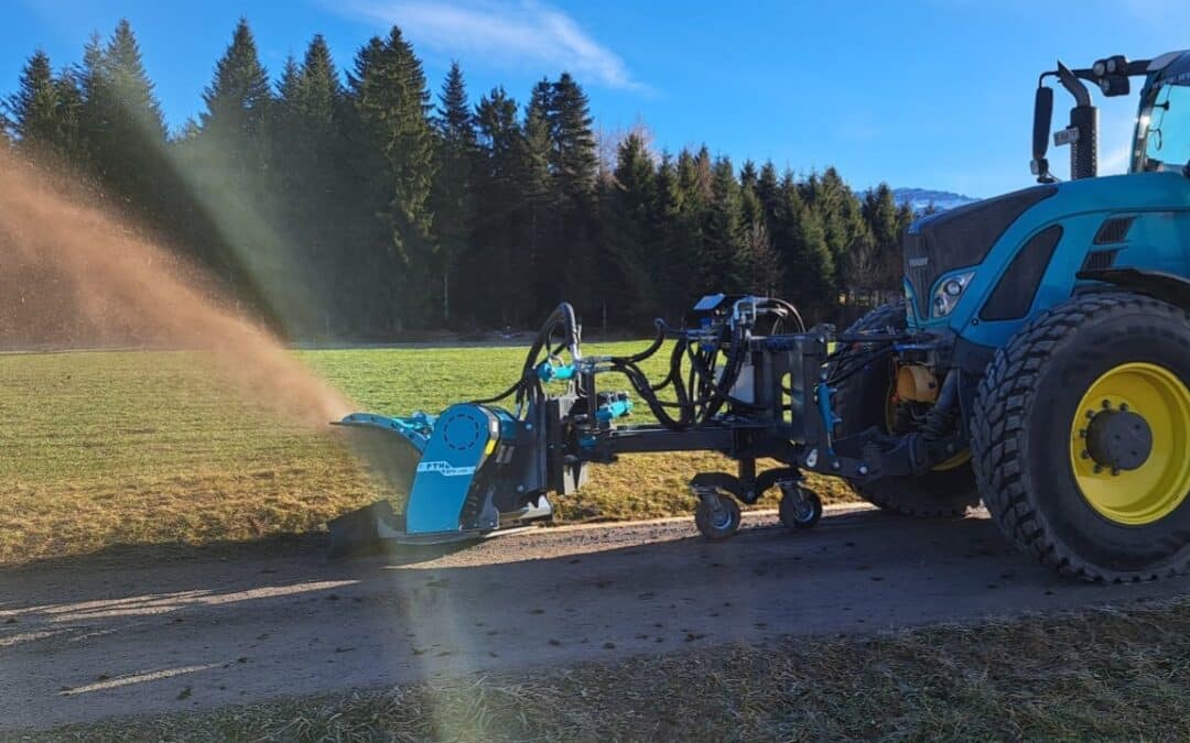 Traktor mit Anbaugerät bei der Wegbearbeitung