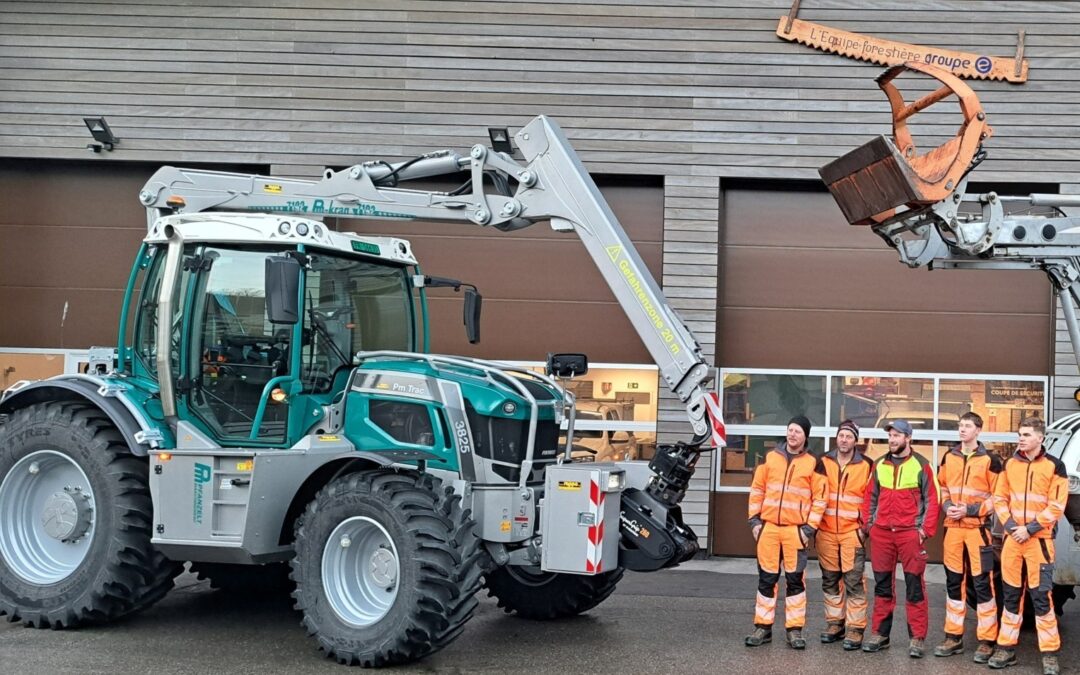 Team vor Traktor mit Kran