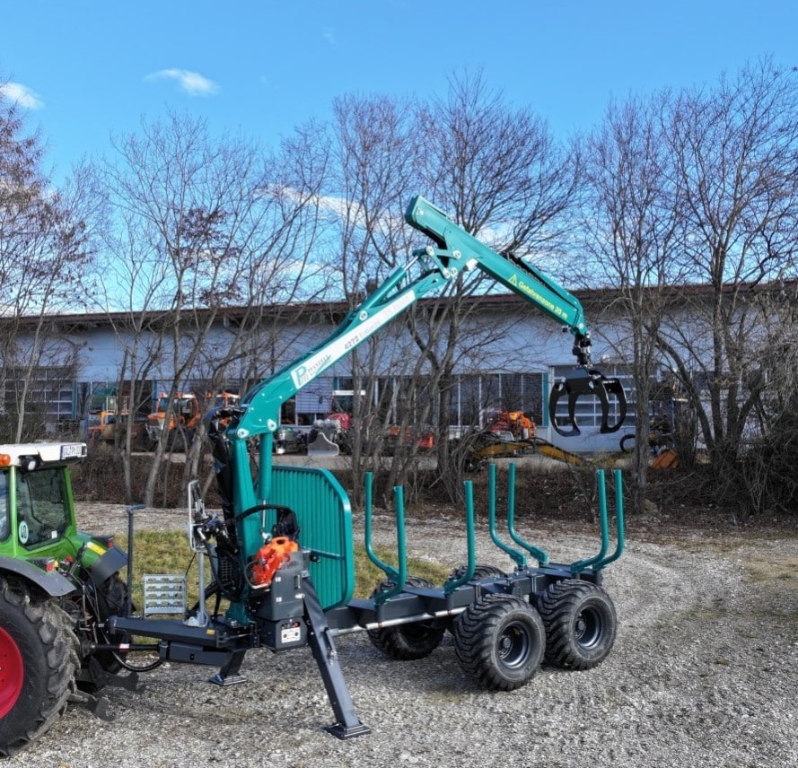 Traktor mit hydraulischem Kran und Anhänger