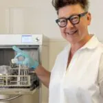 Podologin Miriam Hödlich am Thermodesinfektor HYG 3