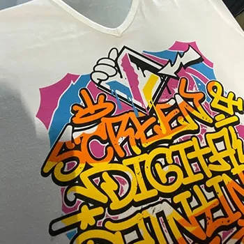 Mehrfarbiger Siebdruck auf T-Shirt
