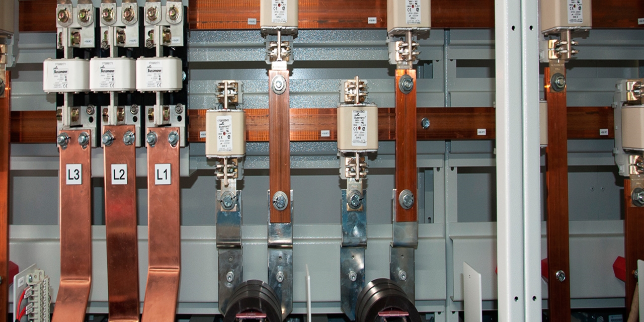 Schaltanlage in der Fertigungshalle