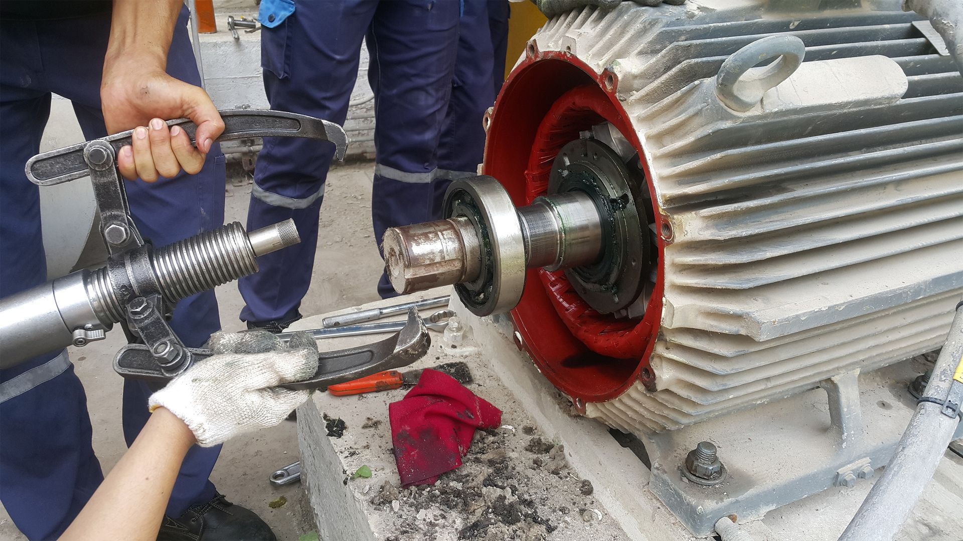 Arbeit an einem Elektromotor in der Reparaturwerkstatt