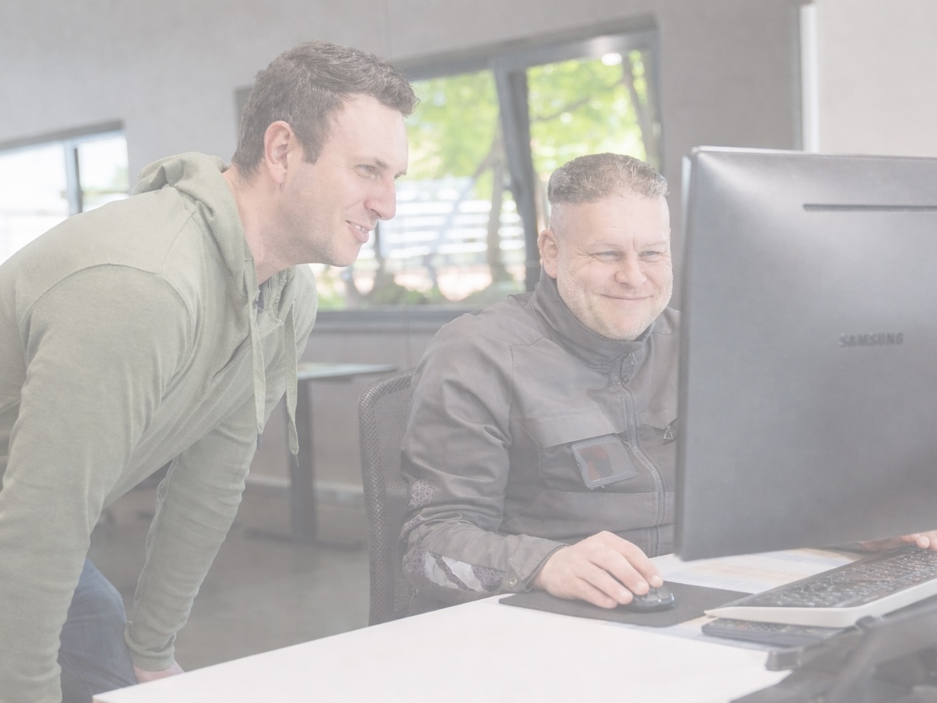 Team bei der Monitoranalyse