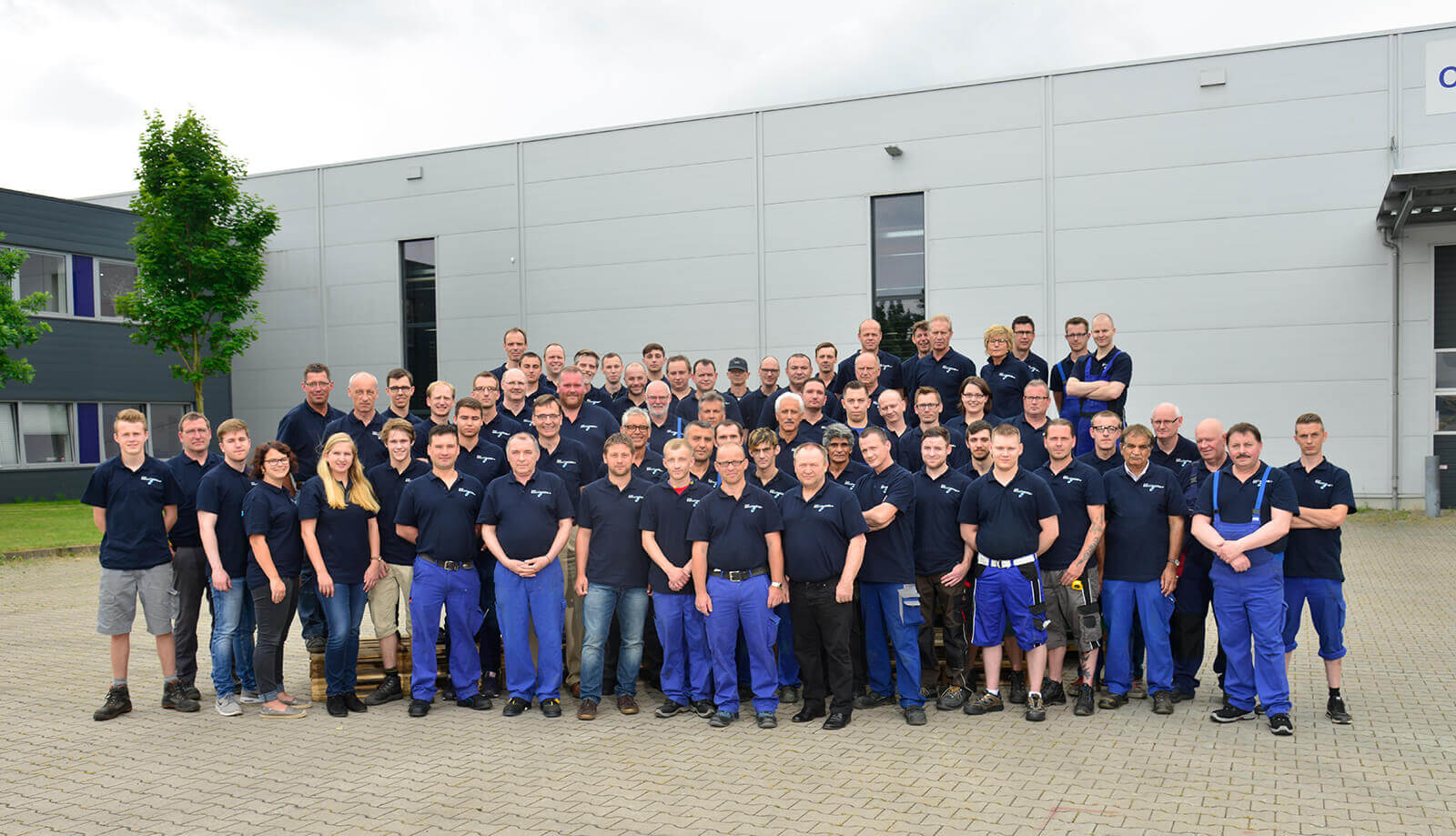 CELLTHERM-Mitarbeiter vor der Produktionshalle