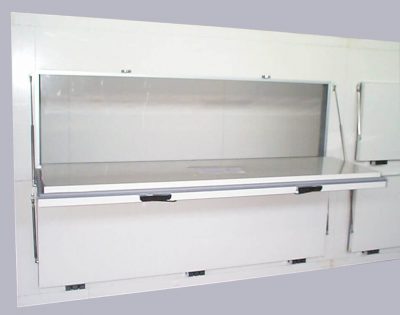 Kühlzelle mit quer eingebauten Drehtüren und Gasdruckfedern