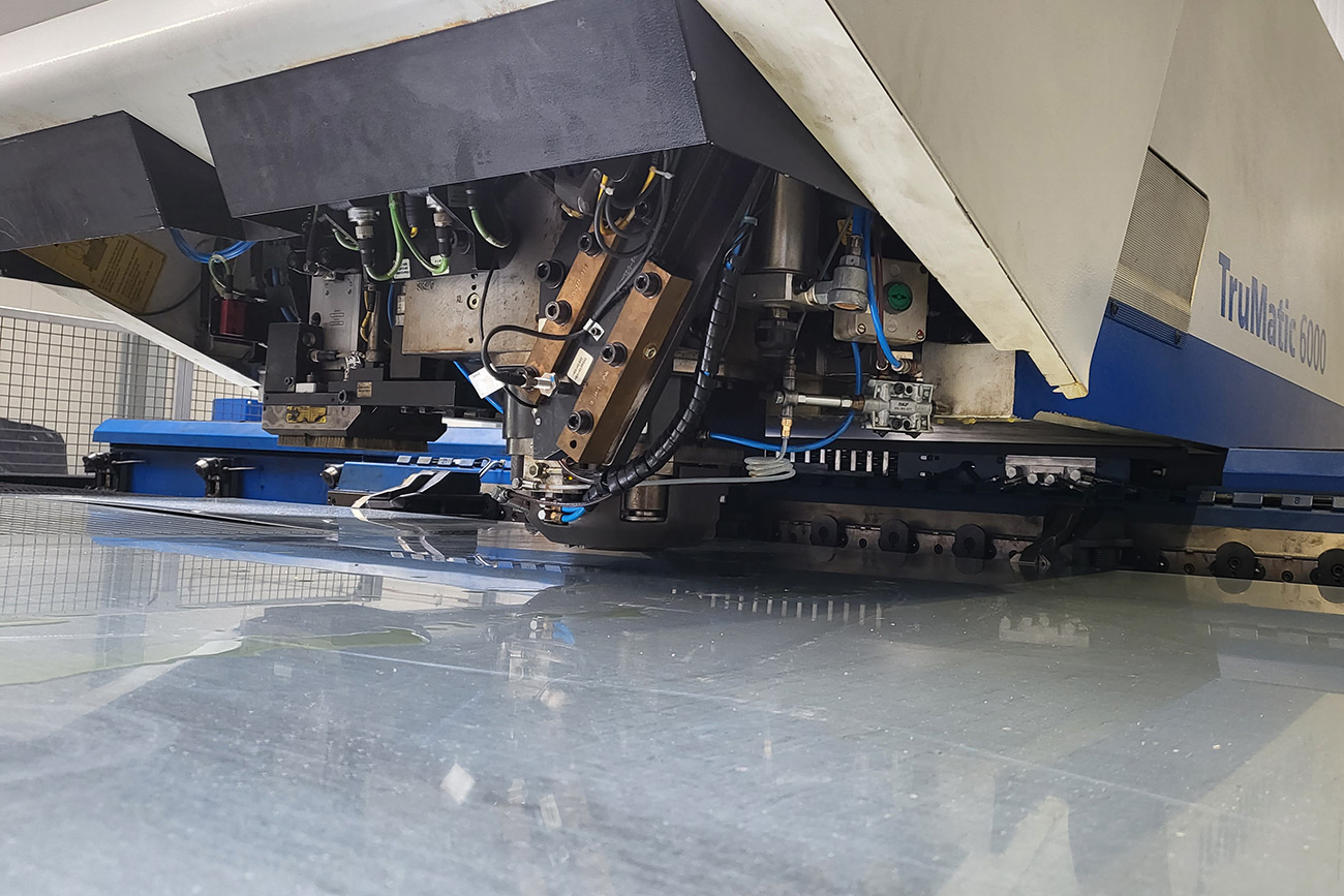 CNC-Stanz-Laser-Maschine in der Produktion