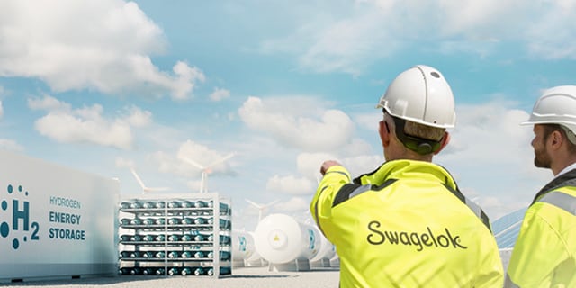 Swagelok Field Engineers vor einer Wasserstoff-Speicheranlage