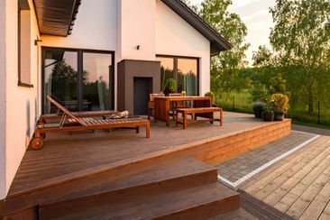 Holzterrasse mit Überdachung