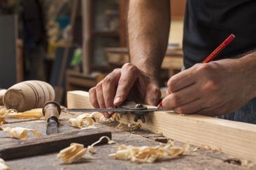 Schreiner bei der Arbeit