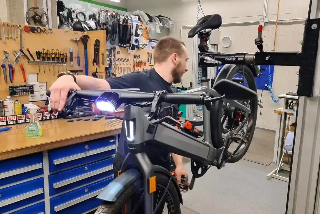 E-Bike in der Fachwerkstatt am Montageständer