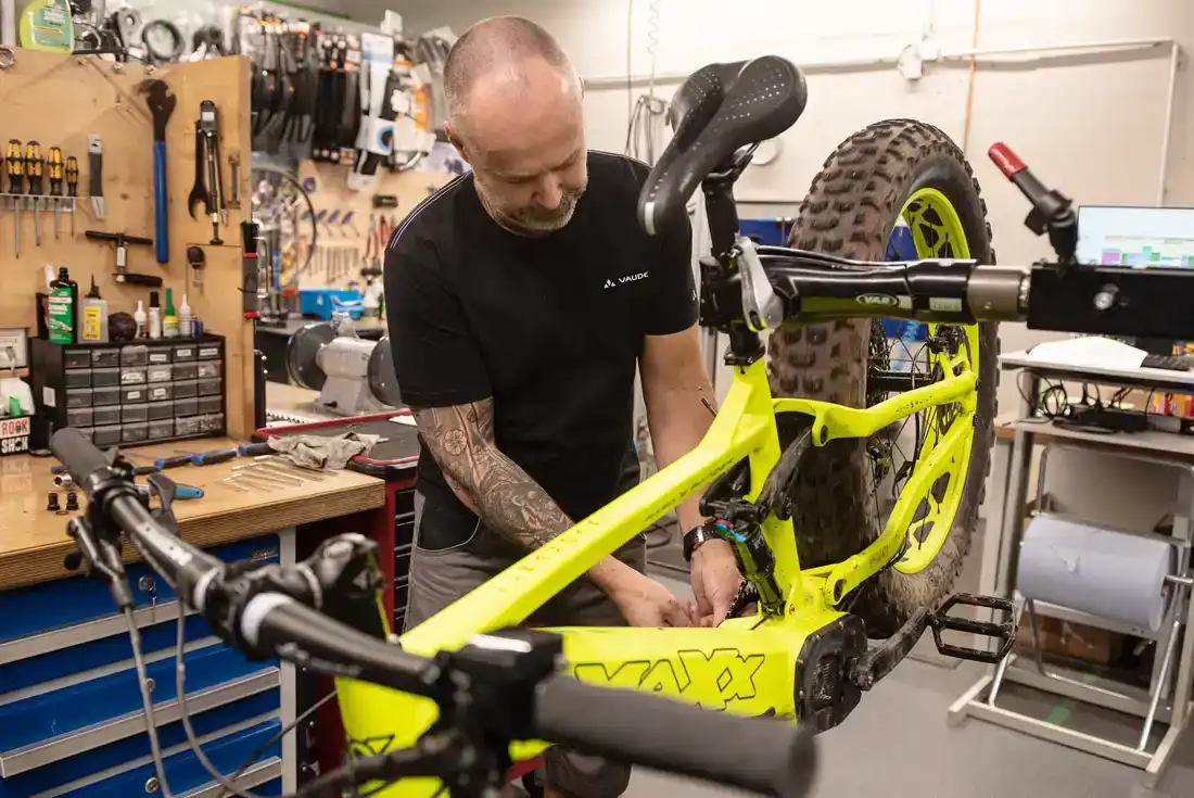 Monteur arbeitet an einem Fatbike