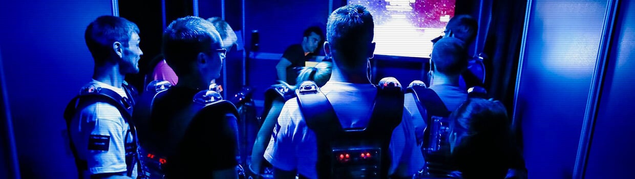 Lasertag Spieler mit Ausrüstung in der Arena