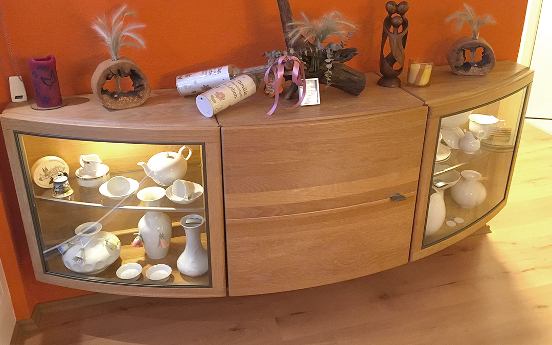 Vitrine mit gebogener Scheibe