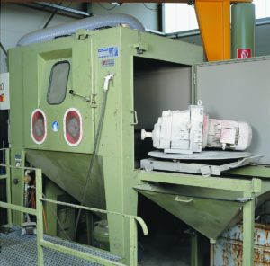 Strahlanlage mit Seitenkranbeladung