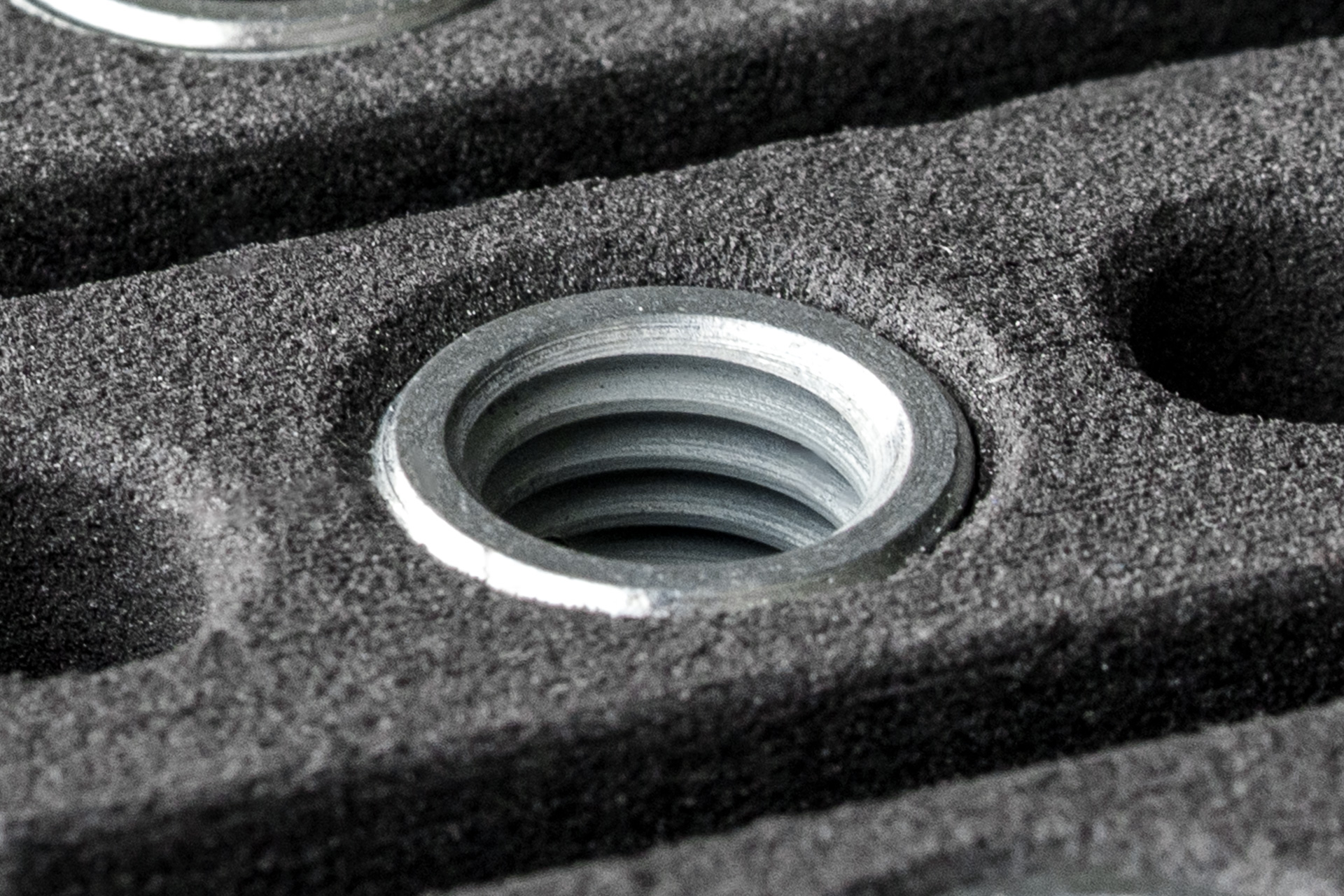Bauteil mit Metall-Gewindeeinsätzen