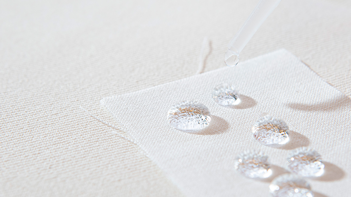 Wassertropfen auf Textil – Chemie für wasserintensive Industrien