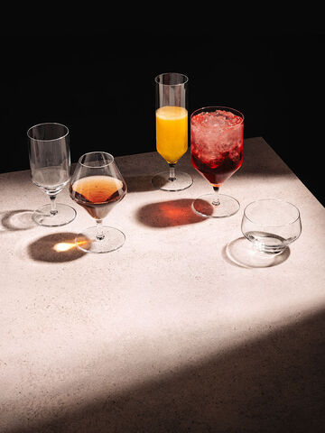 Stielgläser und Glasbecher