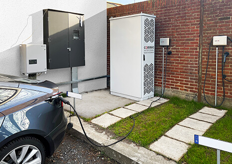 Outdoor-Batteriespeicher mit E-Ladeinfrastruktur bei bill-X