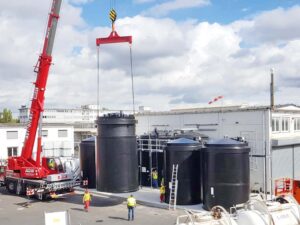 Lagertank in Auffangwanne mit Regenkragen