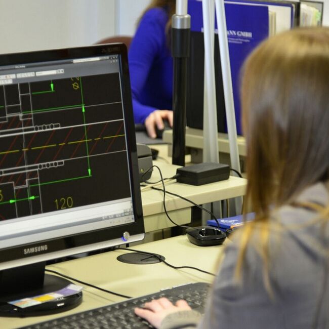 Konstruktion eines Werkstücks am CAD-Arbeitsplatz