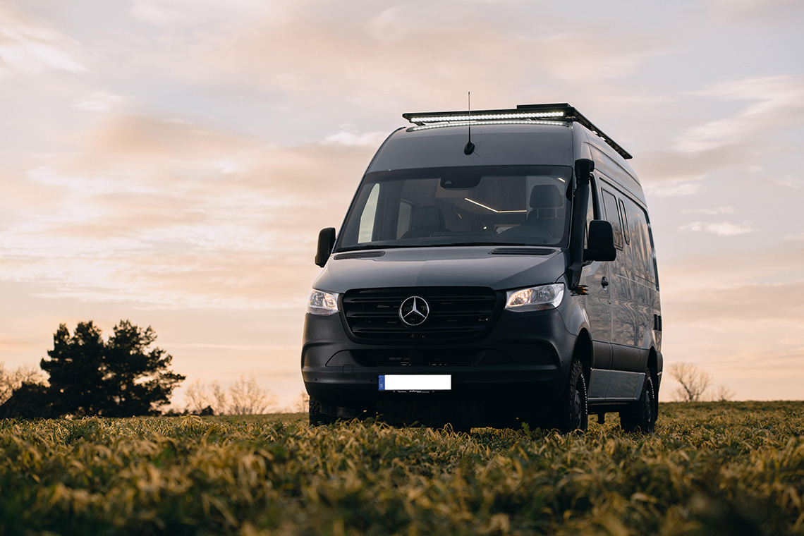 Camper im Gelände