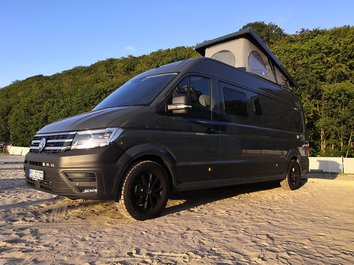 Camper mit Dachzelt