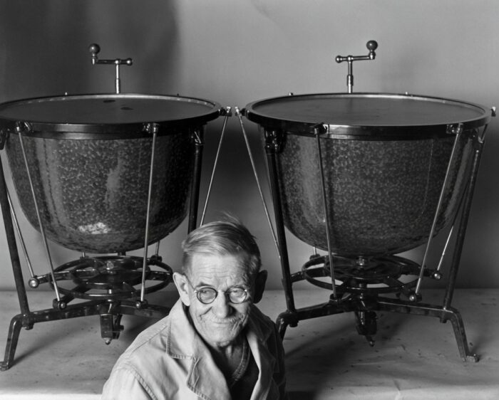 Paul Spenke, Inhaber 1948–1968, vor seinen Dresdner Pedalpauken