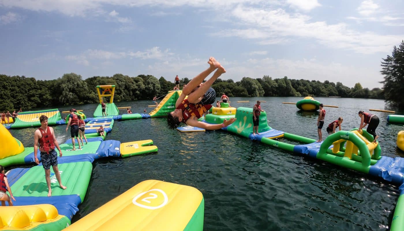 Schwimmender Wasserpark