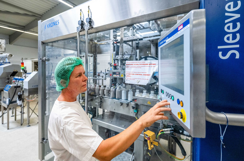 Mitarbeiterin am Kontrollpult