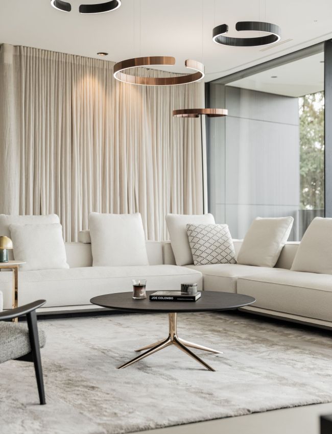 Wohnzimmer mit Ecksofa und Ringleuchten