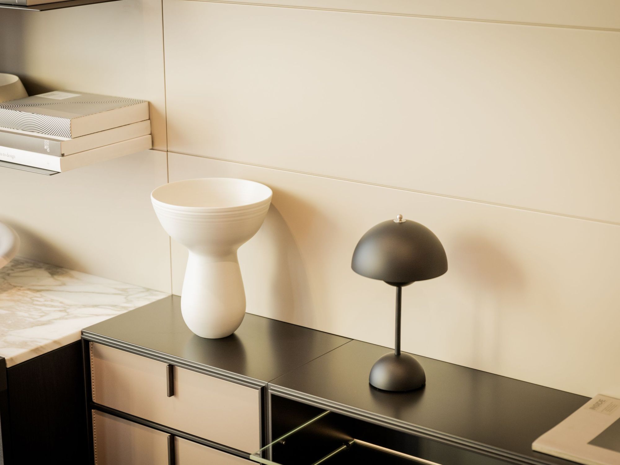 Sideboard mit Keramikvase und Tischleuchte im Showroom Graz