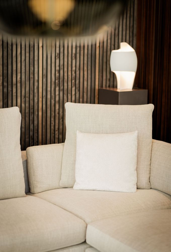 Wohnlandschaft mit Holzlamellenwand