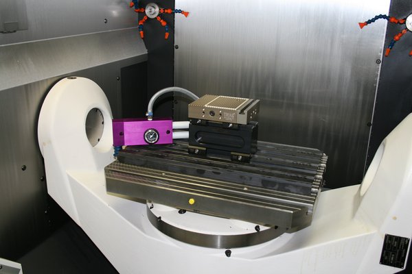 Vakuumspannsystem trivaCLAMP auf Mikron 5-Achs-Maschine